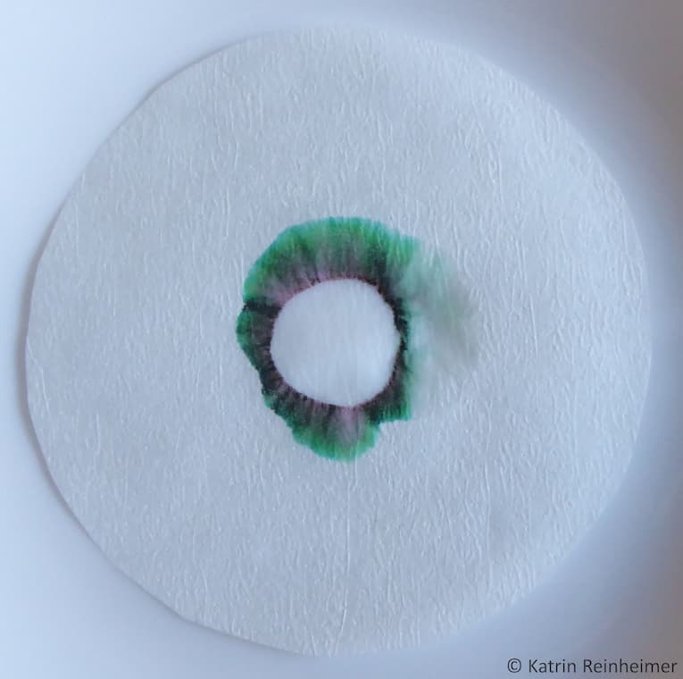 Mit einem Tropfen Wasser Gib einen Tropfen Wasser in die Mitte des Kreises.
