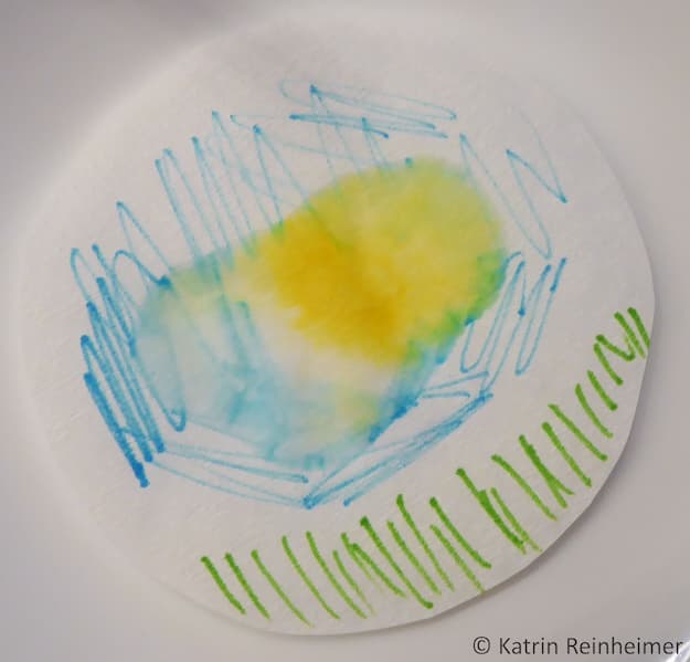 Mit einem kleinen Bild oder Muster entstehen tolle Effekte. Nimm auch andere Farben und male kleine Bilder oder Muster.
