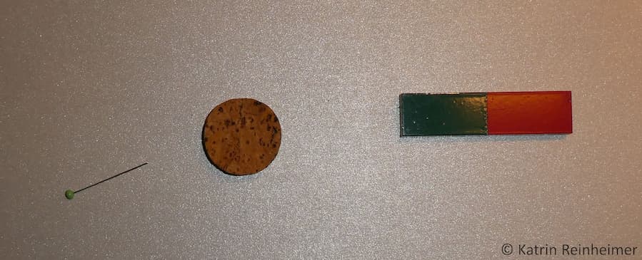 Benötigte Materialien: Stecknadel, Korkscheibe, Magnet Benötigte Materialien: Stecknadel, Korkscheibe, Magnet