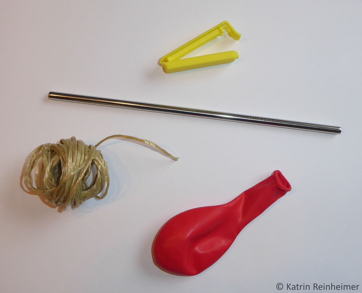 Material für eine Luftballonrakete Was du für eine Luftballonrakete brauchst: paketband, Luftballon, Trinkhalm, Verschlussclip