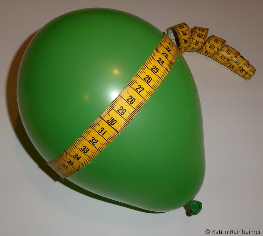 Miß den Umfang eines Luftballons mit dem Maßband.