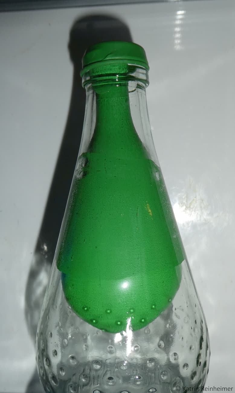 Im Kühlschrank wird der Luftballon nach innen gezogen und aufgeblasen.