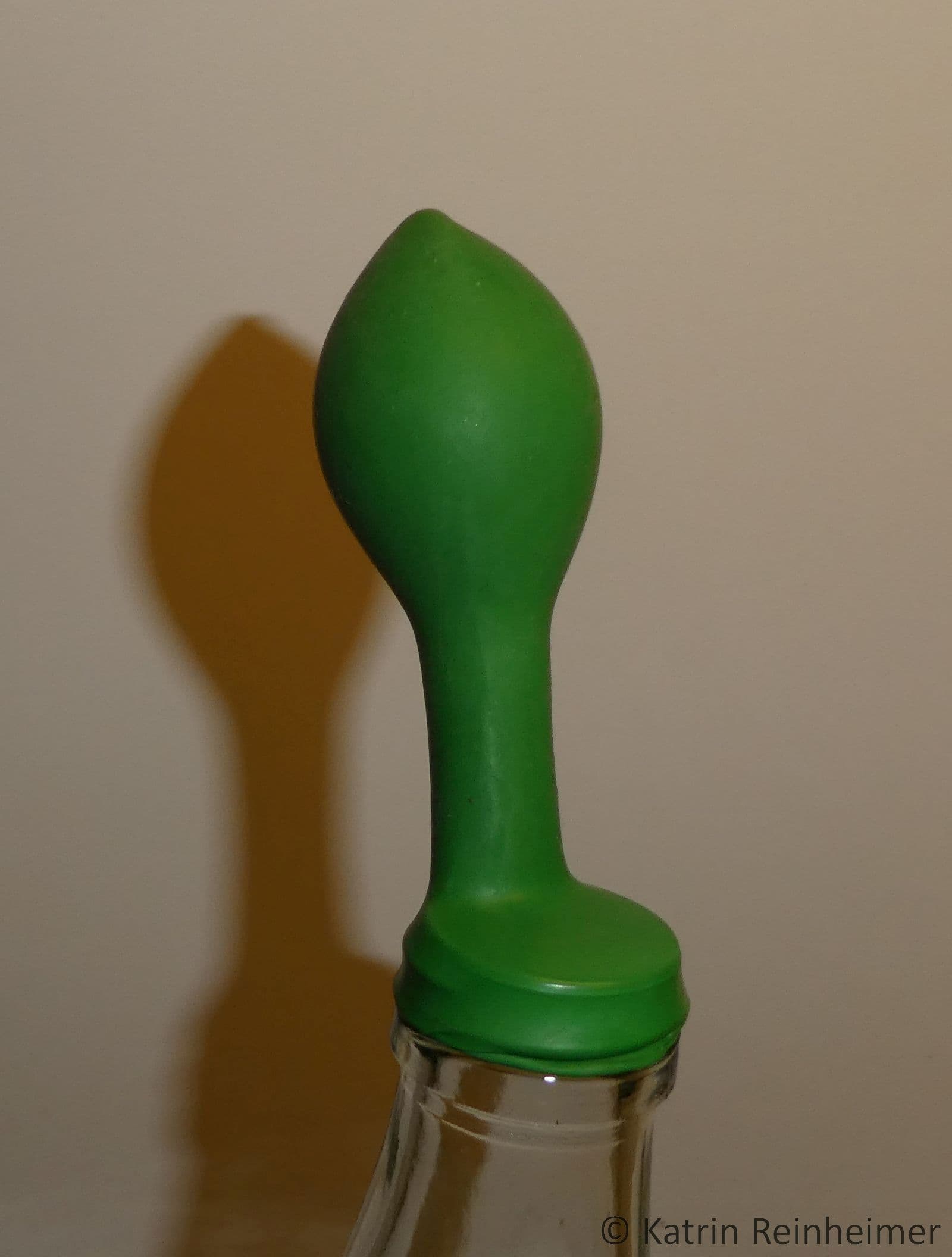 Der Luftballon richtet sich auf und bläst sich leicht auf.