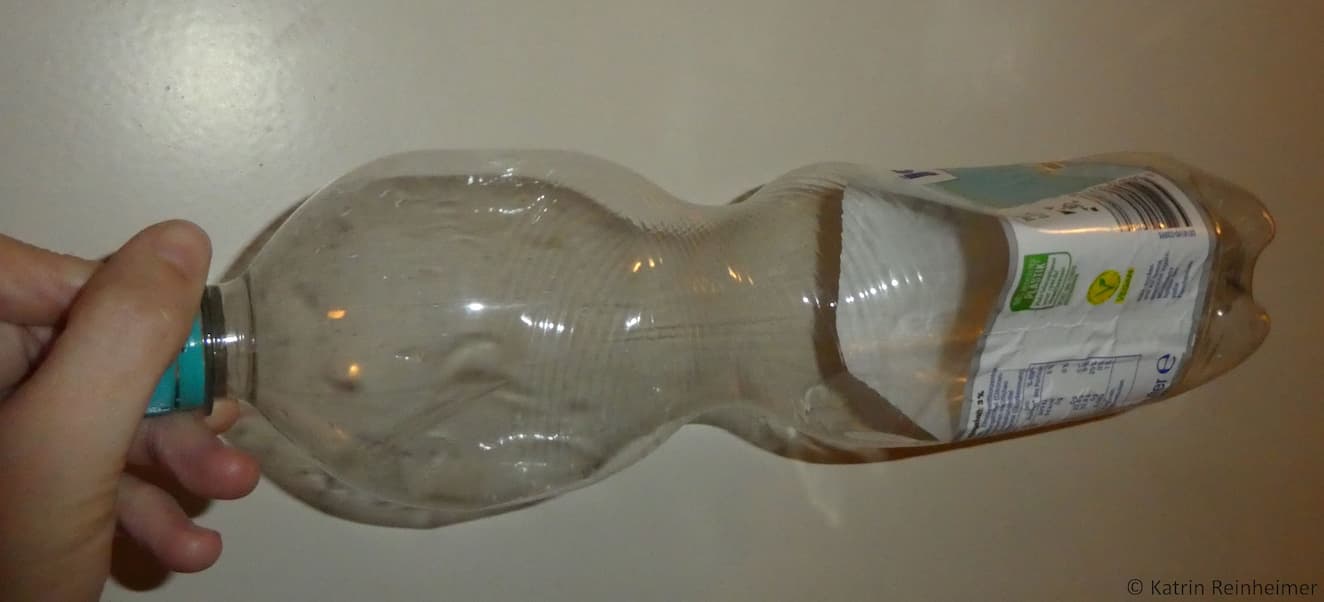 Deformierte PET-Flasche im kalten Keller.