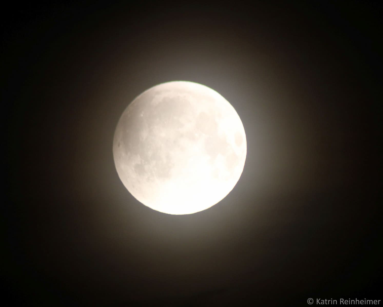 Mondfinsternis am 16.5.22: Der Mond befindet sich vollständig im Halbschatten der Erde, links oben ist bereits der Kernschatten zu erahnen