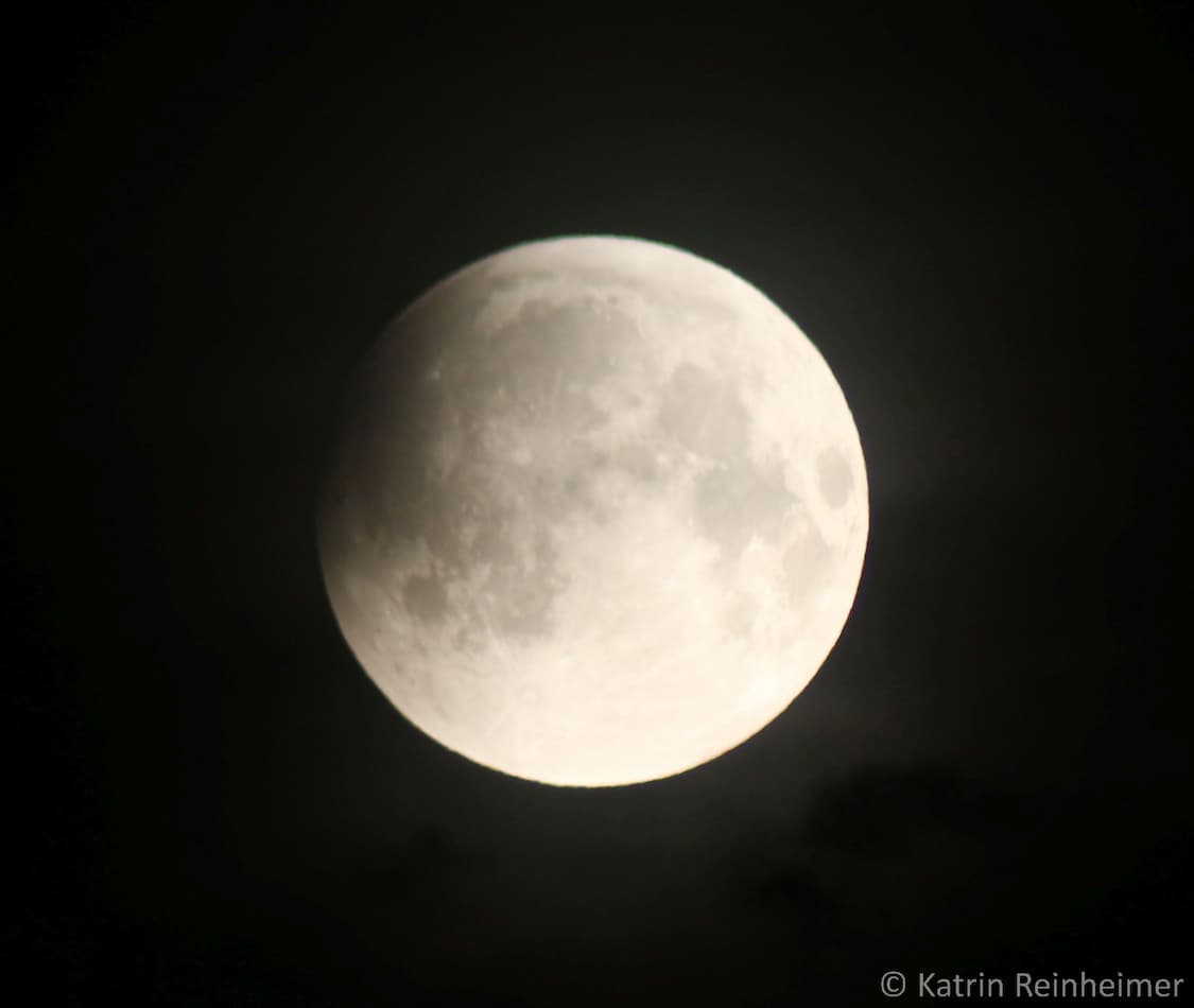 Mondfinsternis am 16.5.22: Eintritt des Mondes in den Kernschatten der Erde. Länger konnte ich aufgrund von Bewölkung die Finsternis leider nicht beobachten.