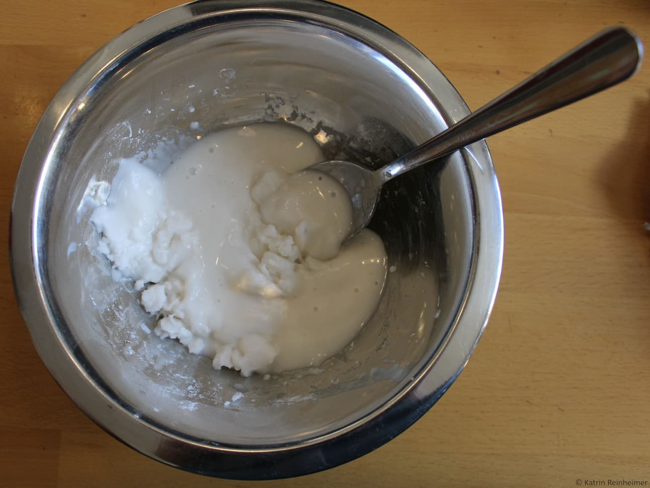 Verrühre das Oobleck mit einem Löffel. Verrühre das Oobleck mit einem Löffel.