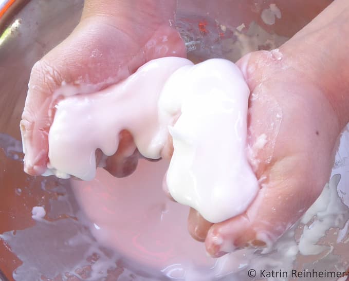 Drücke das Oobleck zwischen deinen Fingern. Drücke das Oobleck zwischen deinen Fingern.