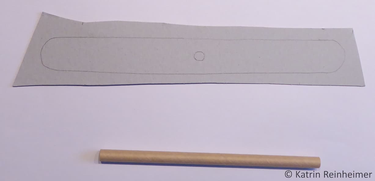 Pappe und Trinkhalm aus Papier Du benötigst: dünne Pappe und einen Trinkhalm aus Papier.