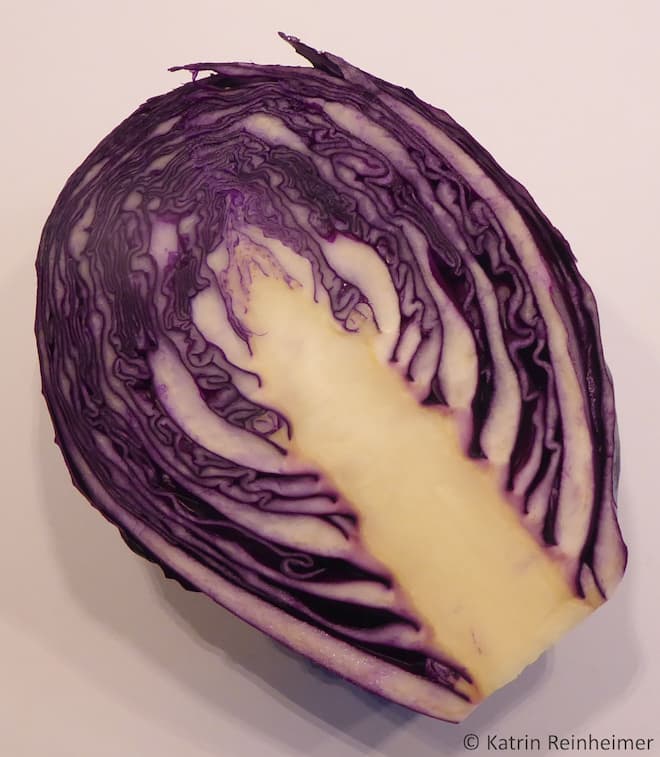 Ein halbierter Rotkohl. Ein halbierter Rotkohl.