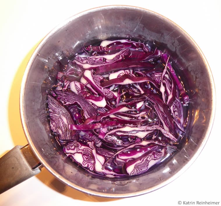 Geschnittener Rotkohl im Topf. Geschnittener Rotkohl im Topf.