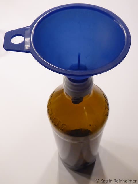 Füll den Rotkohlsaft in eine dunkle Flasche. Füll den Rotkohlsaft in eine dunkle Flasche.