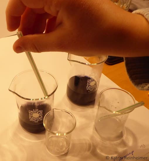 Mit einer Pipette gibst du etwas von deiner Lösung in den Rotkohlsaft. Mit einer Pipette gibst du etwas von deiner Lösung in den Rotkohlsaft.