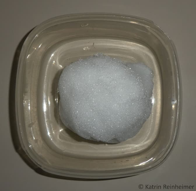 Schneeball in Gefrierdose Schneeball in einer Gefrierdose.