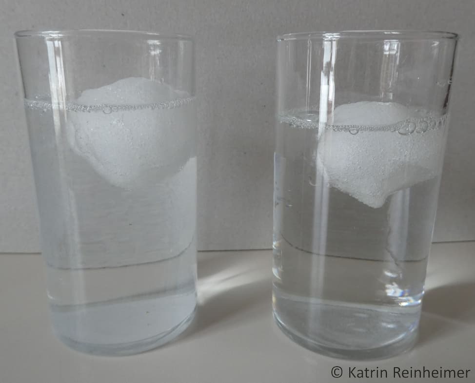 Links: Schneeball in Süßwasser, rechts: Schneeball in Salzwasser.
