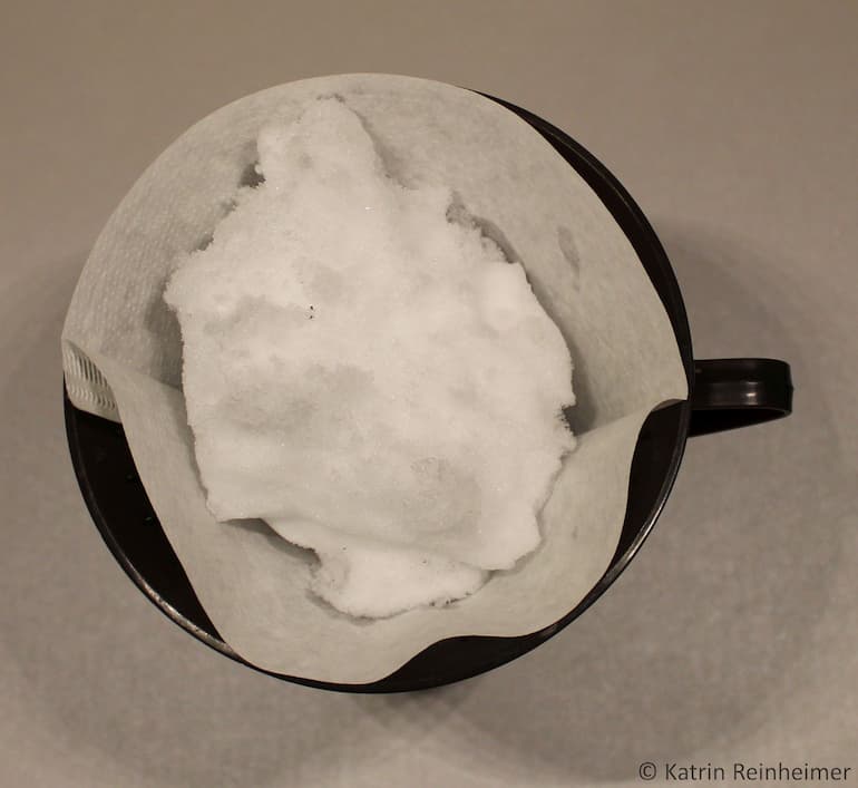 Ein Schneeball in einem Kaffeefilter.