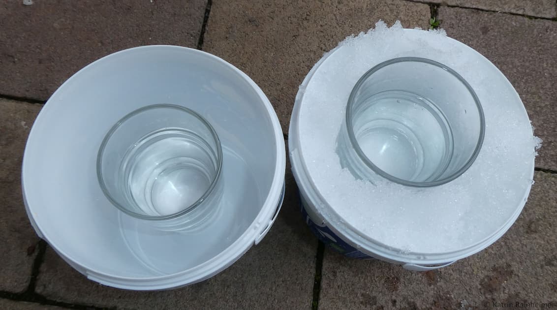 Links: warmes Wasser ohne Schnee, rechts: warmes Wasser mit einer isolierenden Schneeschicht.
