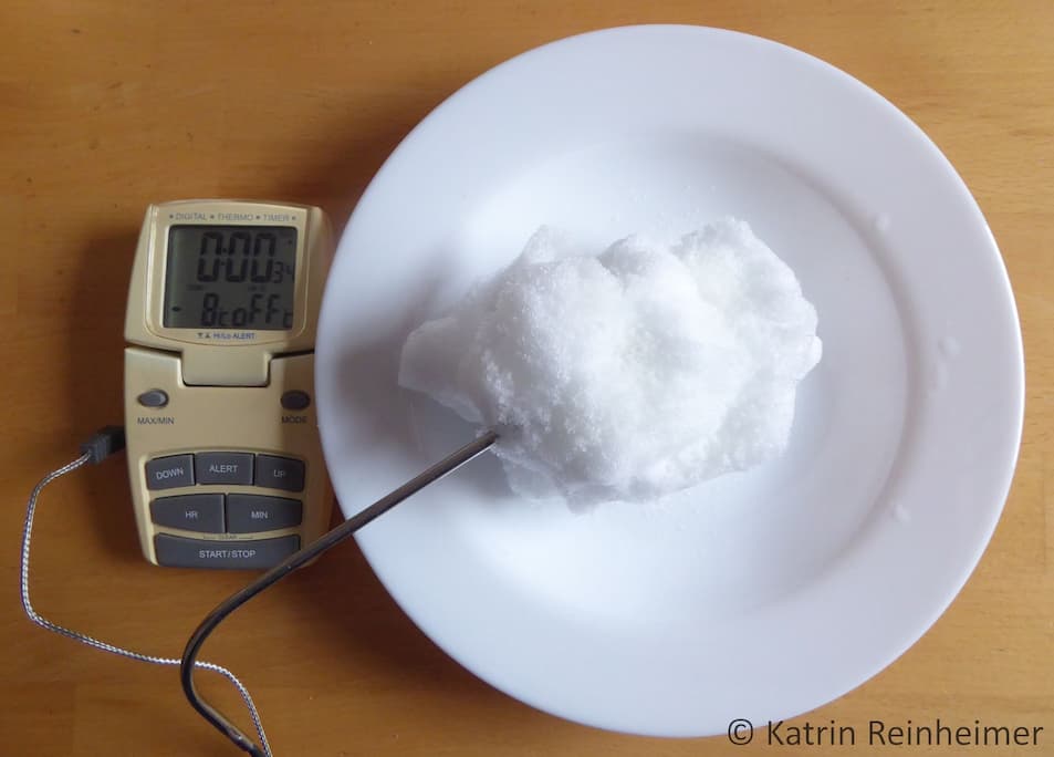 Temperatur von Schnee mit Salz Nach dem Salzen sinkt die Temperatur des Schnees auf -8°C.
