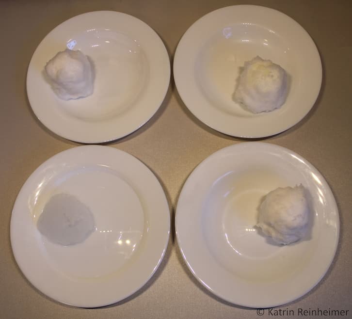 Vobereitung des Experiments: 4 Schalen mit Schneebällen.