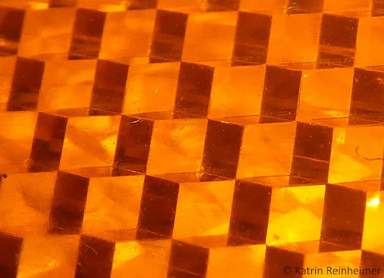 Nahaufnahme einzelner Tripelspiegel in einem Reflektor. Nahaufnahme einzelner Tripelspiegel in einem Reflektor.