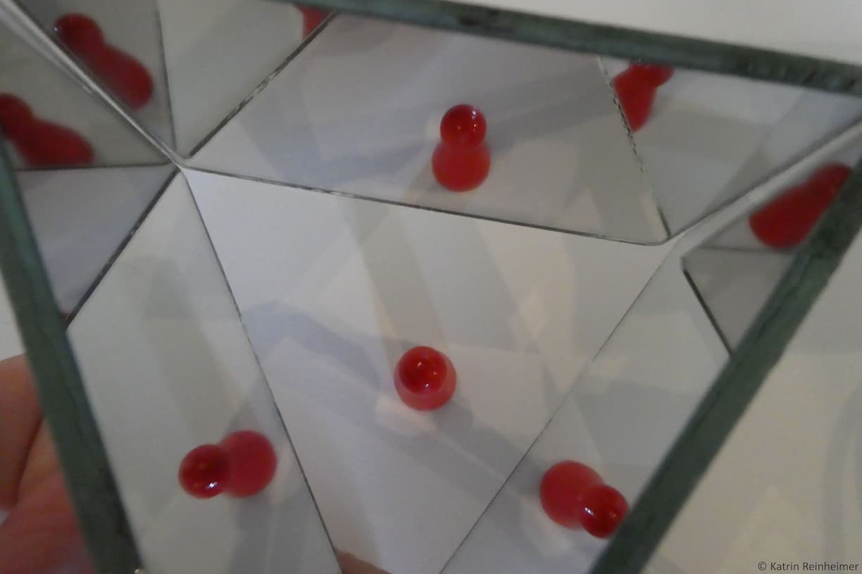 Spiegelungen im Kaleidoskop. Spiegelungen im Kaleidoskop.