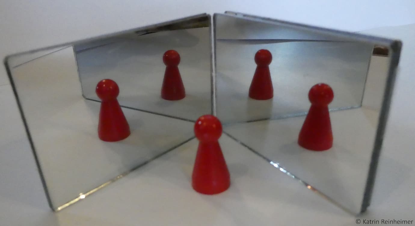 Spiegelfigur im Winkelspiegel. Spiegelfigur im Winkelspiegel.