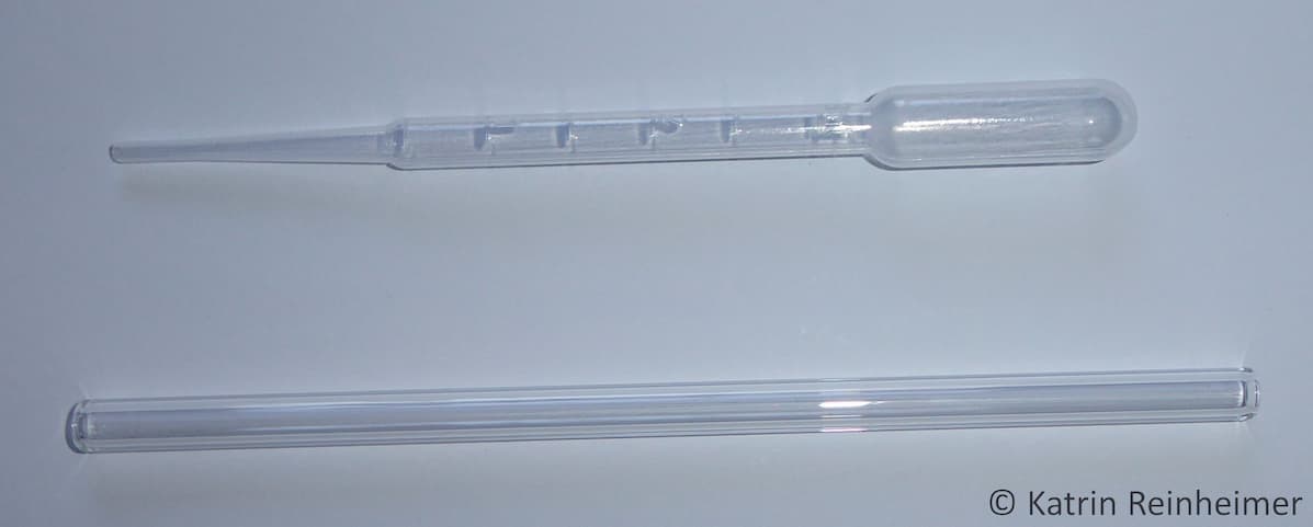 Oben siehst du eine einfache Pipette aus Plastik, unten einen Trinkhalm aus Glas.