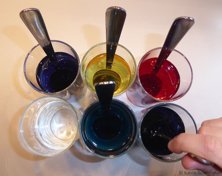 In jedes Glas kommt eine Farbtablette.
