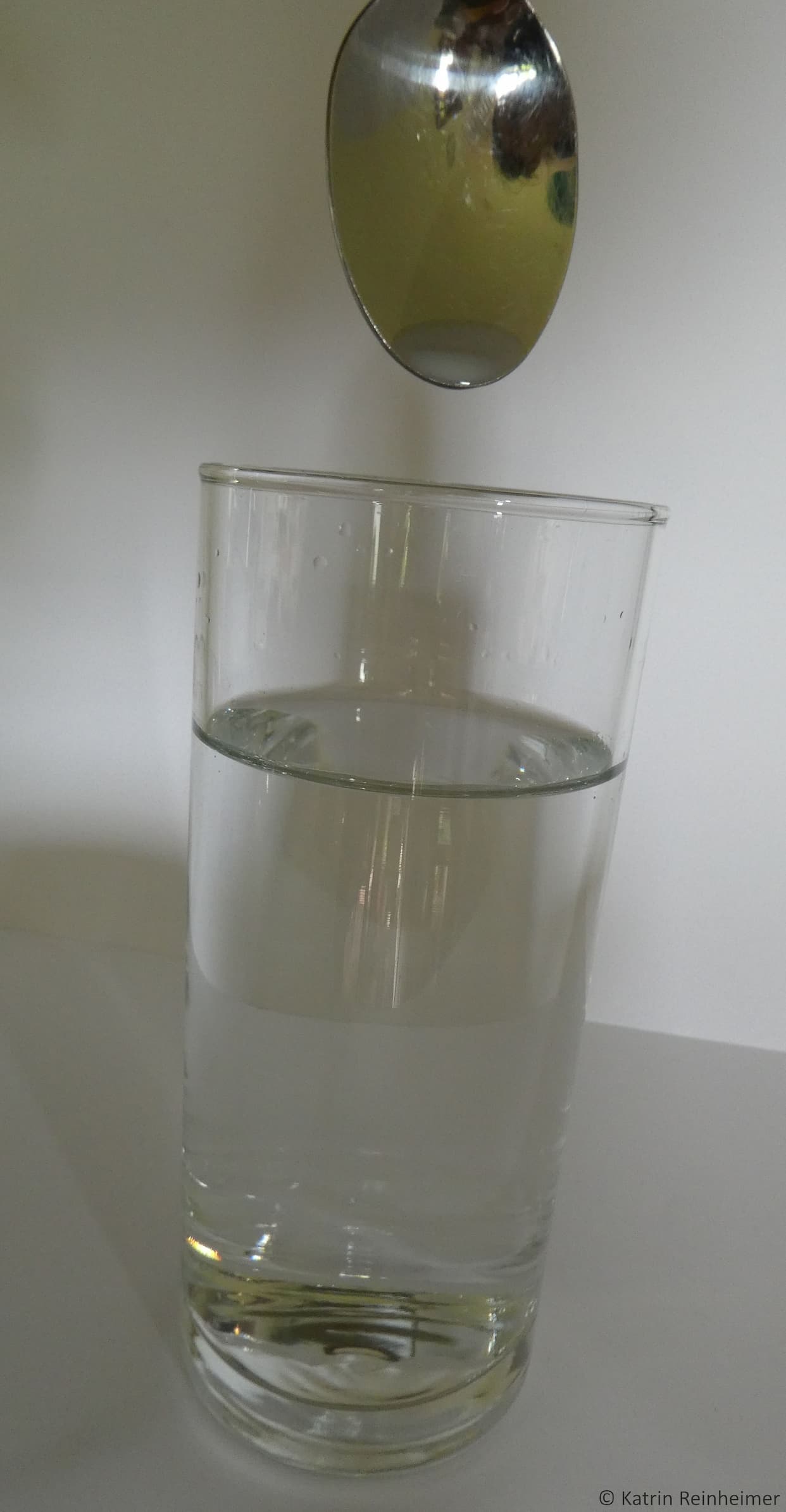Vermische das Wasser mit einem Tropfen Milch. Diese kleine Menge reicht aus.