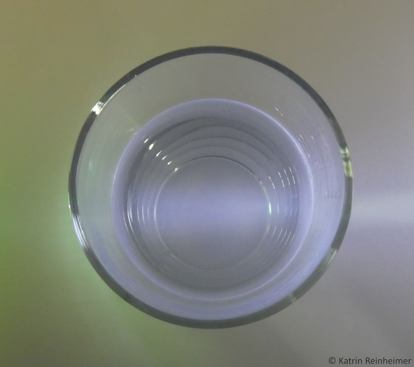 Der Lichtstrahl der Taschenlampe wird sichtbar.