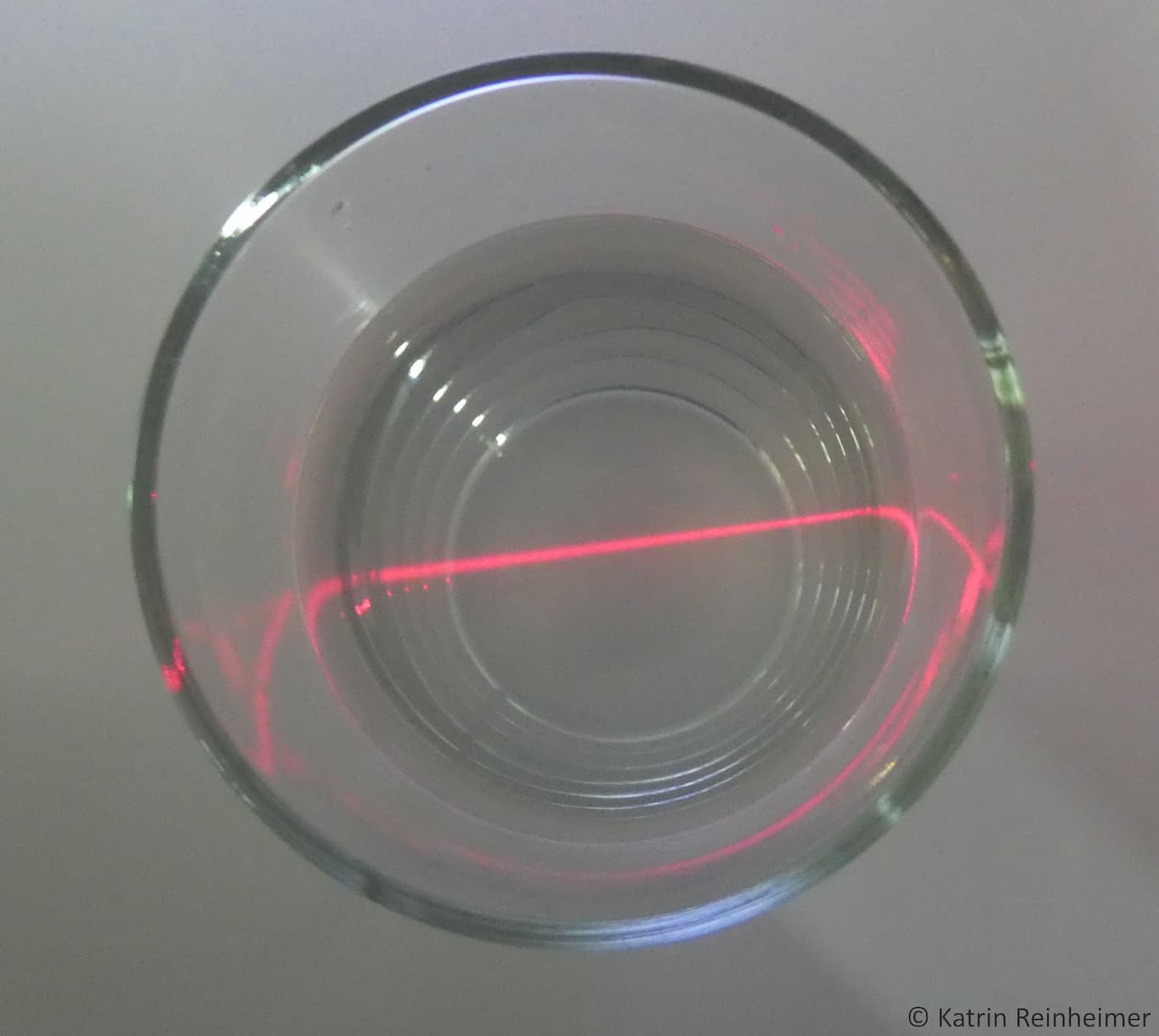 Der Strahl des Laserpointers wird sichtbar.