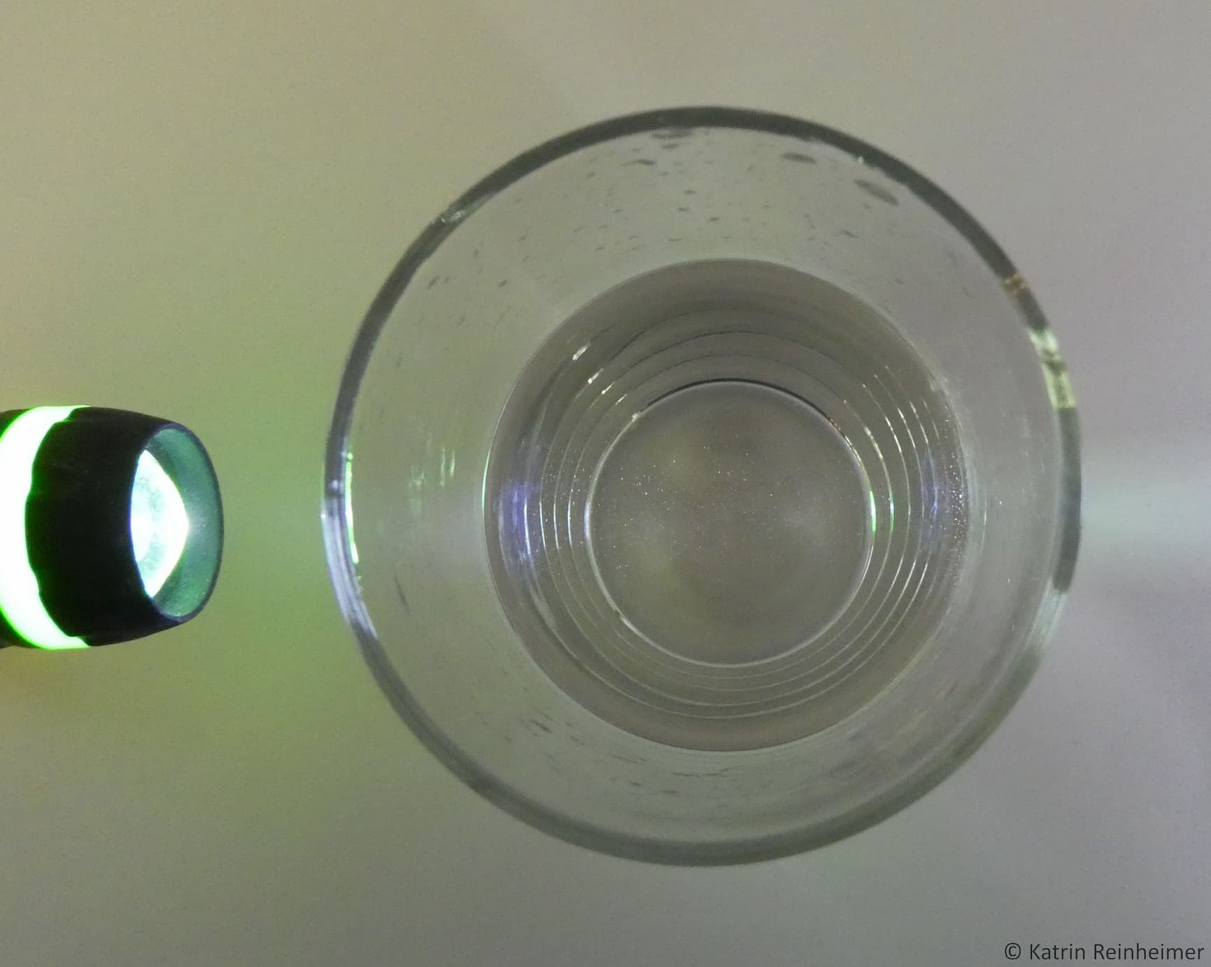 Der Lichtstrahl der Taschenlampe ist in reinem Wasser nicht sichtbar.