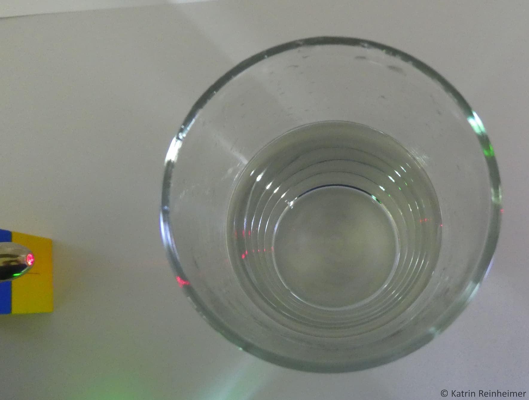 Der Strahl des Laserpointers ist in reinem Wasser nicht sichtbar.