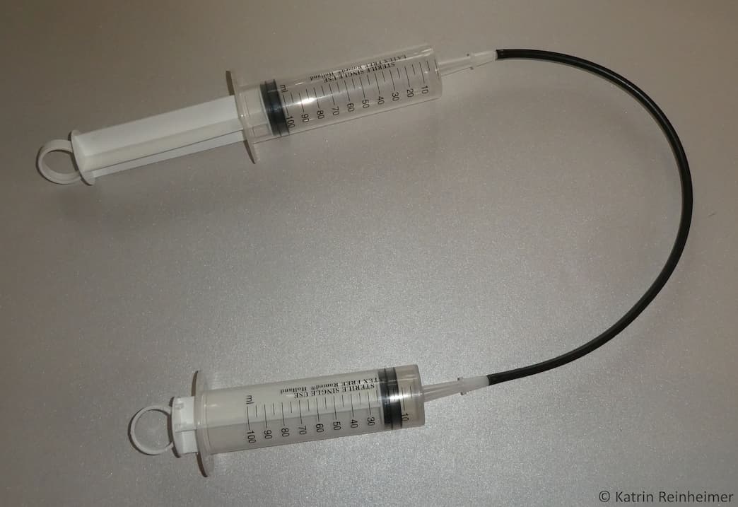 Experiment zum Druckausgleich mit 2 Spritzen. Experiment zum Druckausgleich mit 2 Spritzen.
