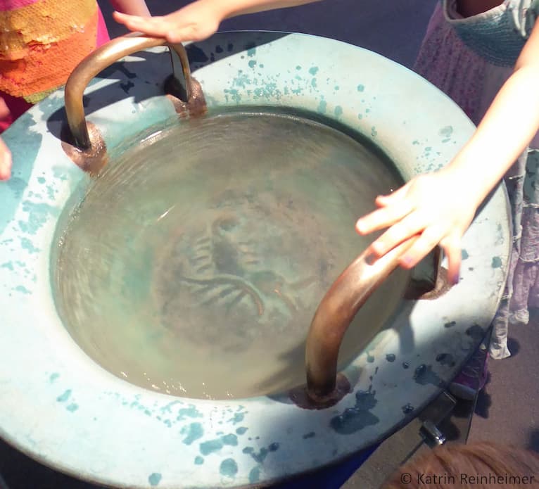 Eine sehr große echte Wasserspringschale. Eine sehr große echte Wasserspringschale.