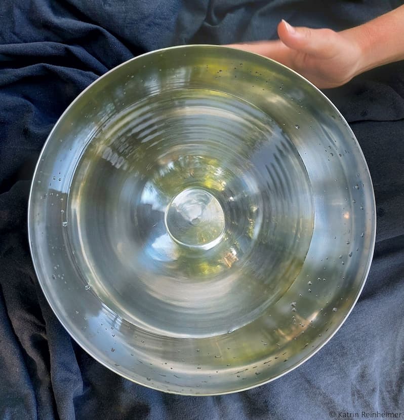 In der Wasserspringschale bilden sich stehende Wellen. In der Wasserspringschale bilden sich stehende Wellen.