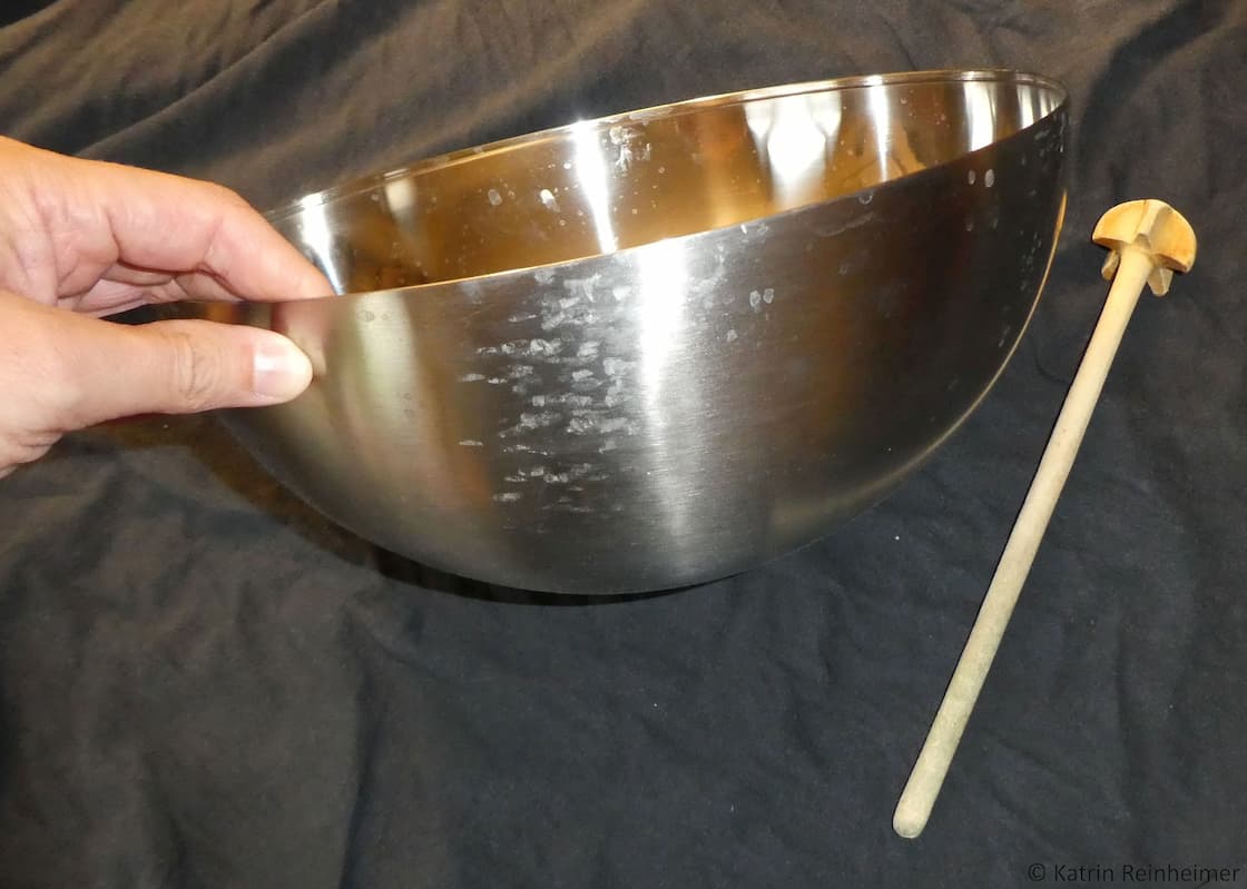 Für das Experiment benötigst du eine randlose Metallschüssel und einen Holzquirl oder Holzlöffel. Für das Experiment benötigst du eine randlose Metallschüssel und einen Holzquirl oder Holzlöffel.